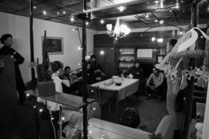 Atmosféra u stolu byla... je...