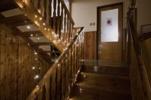 Kde jinde tajně jednat, než na schodech?